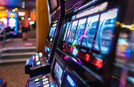 Người dùng Việt Nam chơi game slot online trên điện thoại di động